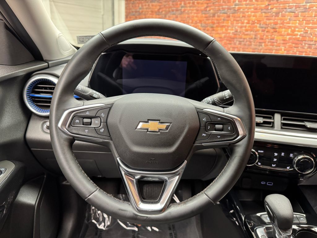 Used 2025 Chevrolet Trax LT w/ Driver Confidence Package FWD image 11