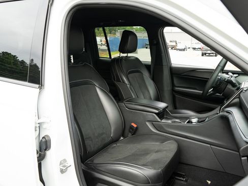 Used 2025 Jeep Grand Cherokee Altitude AWD/4WD image 22