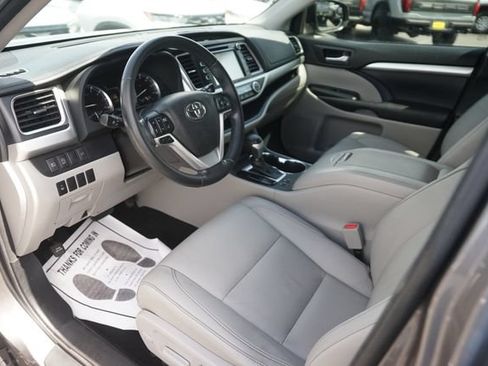 Used 2017 Toyota Highlander XLE FWD image 8