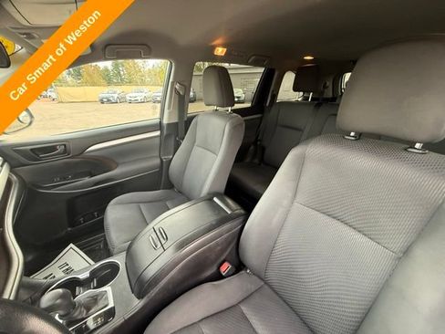 Used 2017 Toyota Highlander LE AWD/4WD image 9