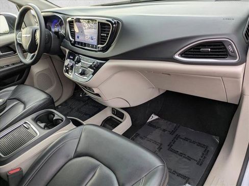 Used 2023 Chrysler Pacifica Touring-L FWD image 21