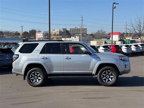 Used 2024 Toyota 4Runner TRD Off-Road Premium image 2