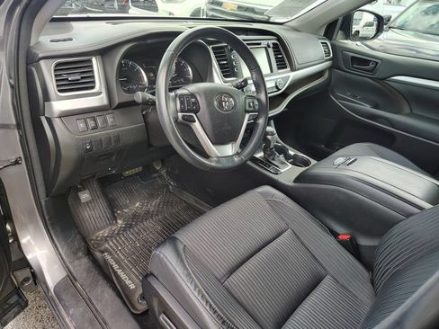Used 2017 Toyota Highlander Plus AWD/4WD image 10
