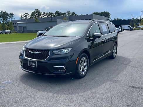 Used 2023 Chrysler Pacifica Limited FWD image 3