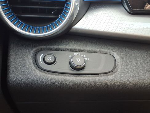 Used 2025 Chevrolet Trax LT w/ LT Convenience Package image 18