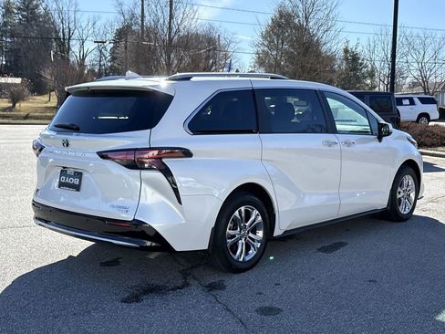 Used 2024 Toyota Sienna Platinum image 9