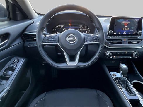Used 2024 Nissan Altima 2.5 SV FWD image 6