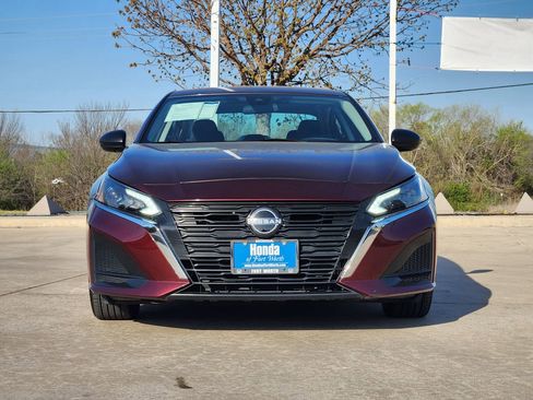 Used 2024 Nissan Altima 2.5 SV image 2