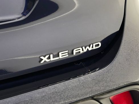 Used 2023 Toyota Highlander XLE AWD/4WD image 9