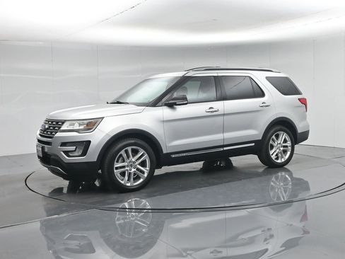 Used 2017 Ford Explorer XLT w/ Equipment Group 202A FWD image 30