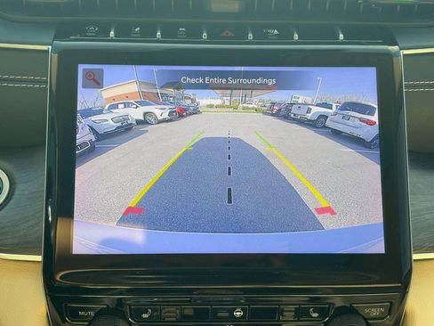 Used 2022 Jeep Grand Cherokee L Limited AWD/4WD image 23