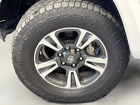 Used 2017 Toyota Tacoma TRD Sport w/ Tow Package (A/T) AWD/4WD image 29