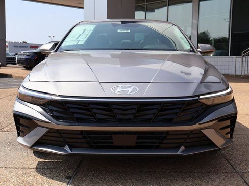 New 2025 Hyundai Elantra Limited image 8