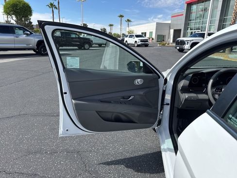 Used 2025 Hyundai Elantra SEL image 11