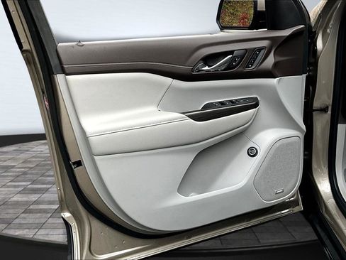 Used 2022 GMC Acadia SLT w/ Technology Package image 23