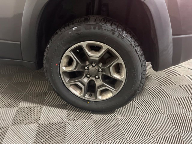 Used 2019 Jeep Cherokee Trailhawk w/ Comfort/Convenience Group AWD/4WD image 38