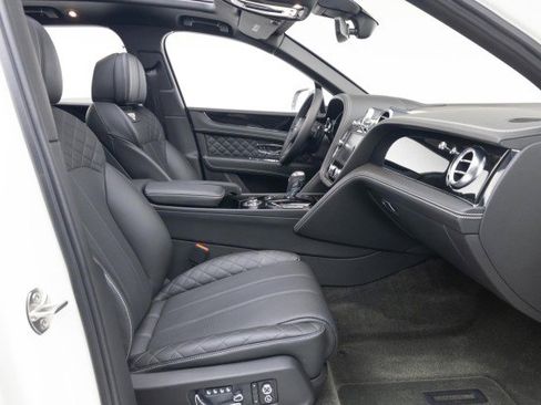 Used 2017 Bentley Bentayga image 24