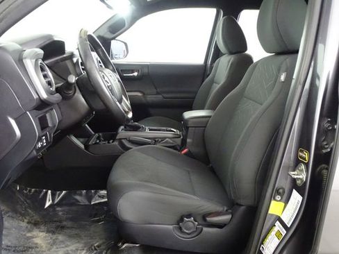 Used 2016 Toyota Tacoma TRD Sport image 11