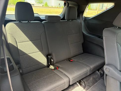 Used 2025 Chevrolet Traverse LT FWD image 17