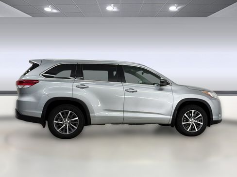 Used 2017 Toyota Highlander XLE AWD/4WD image 8