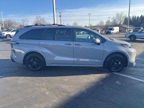 Used 2025 Toyota Sienna XLE Woodland Edition image 3