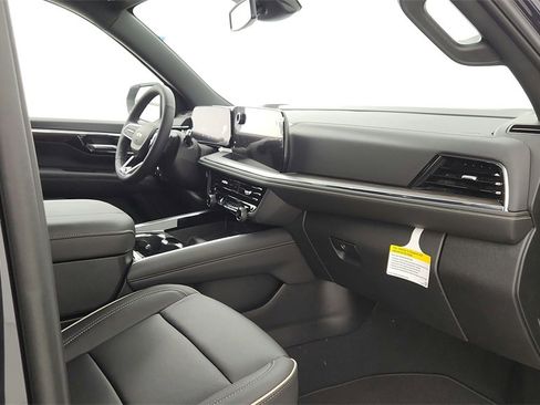 New 2025 Chevrolet Suburban Premier image 29