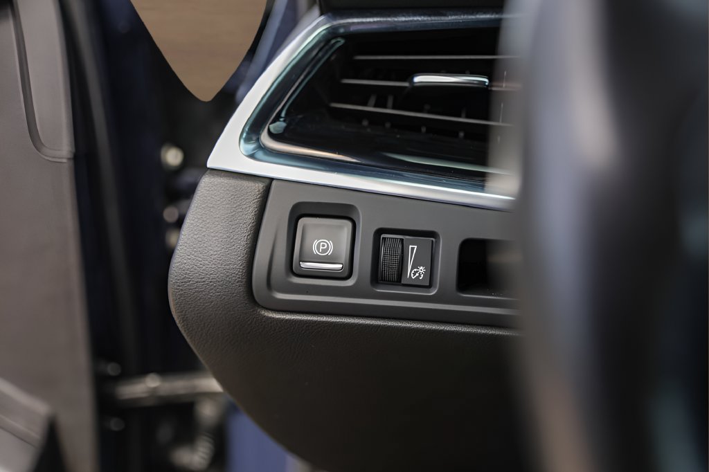 Certified 2025 Cadillac XT6 Premium Luxury FWD image 17