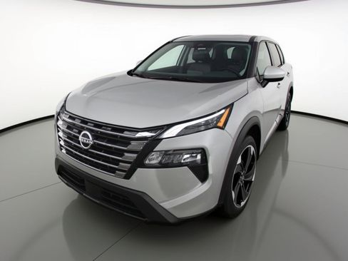 Used 2025 Nissan Rogue SV image 3