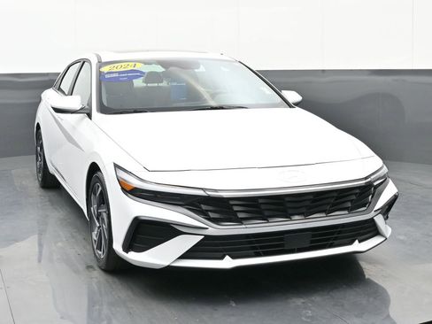 Certified 2024 Hyundai Elantra SEL w/ Convenience Package image 9