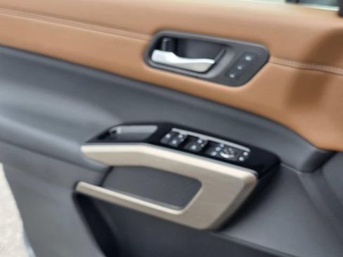 Used 2025 Nissan Pathfinder Platinum FWD image 17