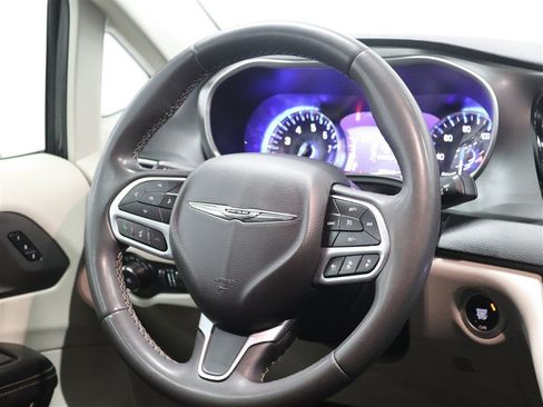 Used 2022 Chrysler Pacifica Touring-L FWD image 25