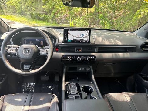 Used 2025 Honda Pilot Black Edition image 20