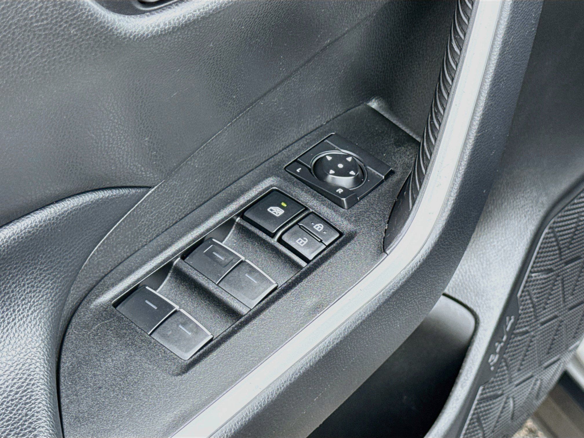 Used 2025 Toyota RAV4 XLE FWD image 10