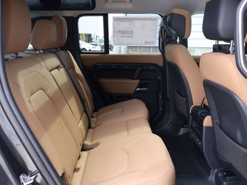 Used 2025 Land Rover Defender 110 S image 29