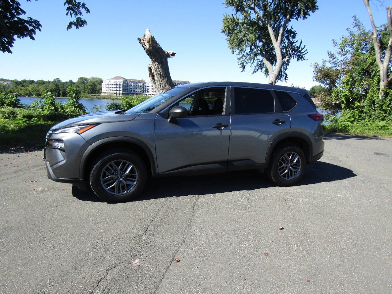 Used 2024 Nissan Rogue S AWD/4WD image 3