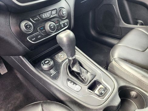 Used 2020 Jeep Cherokee Latitude Plus w/ Cold Weather Group AWD/4WD image 18
