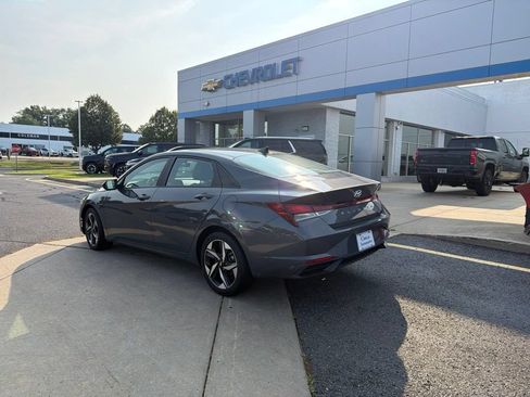 Used 2023 Hyundai Elantra SEL w/ Convenience Package FWD image 2