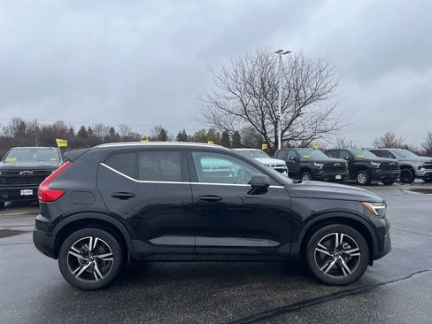 Used 2024 Volvo XC40 B5 Core image 3