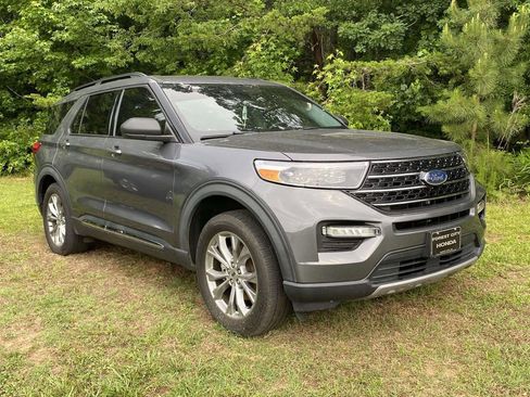 Used 2021 Ford Explorer XLT w/ Equipment Group 202A AWD/4WD image 3
