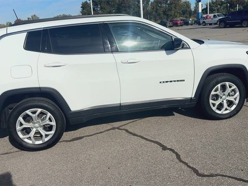 Used 2024 Jeep Compass Latitude image 9