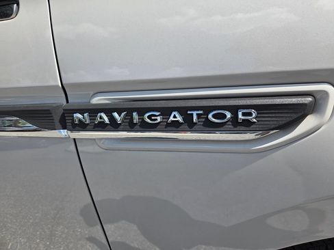 Used 2023 Lincoln Navigator Reserve AWD/4WD image 4