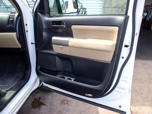 Used 2014 Toyota Sequoia SR5 RWD image 22