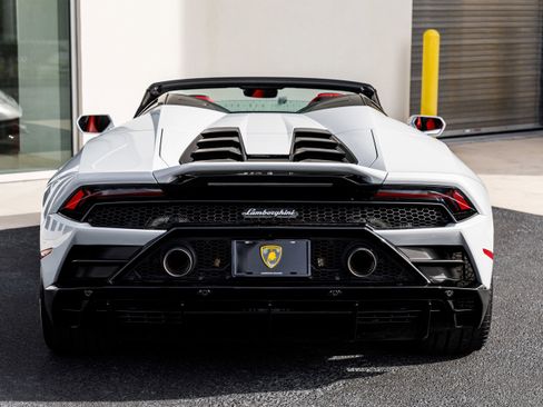 Used 2024 Lamborghini Huracan EVO image 17