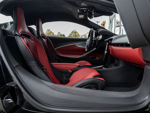 Used 2025 McLaren Artura image 34