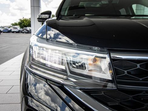 Used 2023 Volkswagen Taos SE w/ Panoramic Sunroof Package FWD image 6