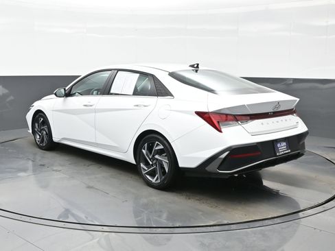 Certified 2025 Hyundai Elantra Limited image 4