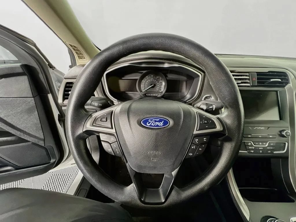 Used 2019 Ford Fusion SE FWD image 12