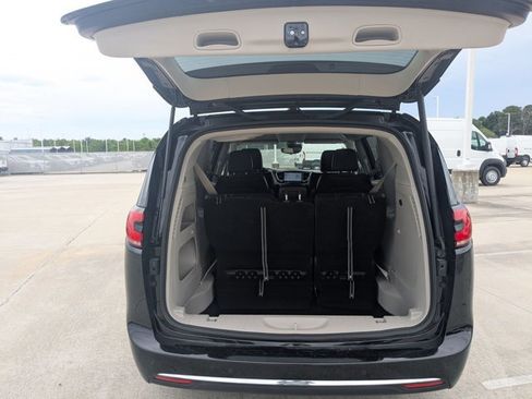 Used 2024 Chrysler Pacifica Touring-L image 7