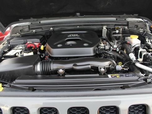 Used 2020 Jeep Wrangler Unlimited Sahara image 32