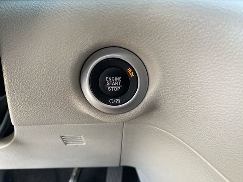 Used 2024 Chrysler Pacifica Touring-L FWD image 17